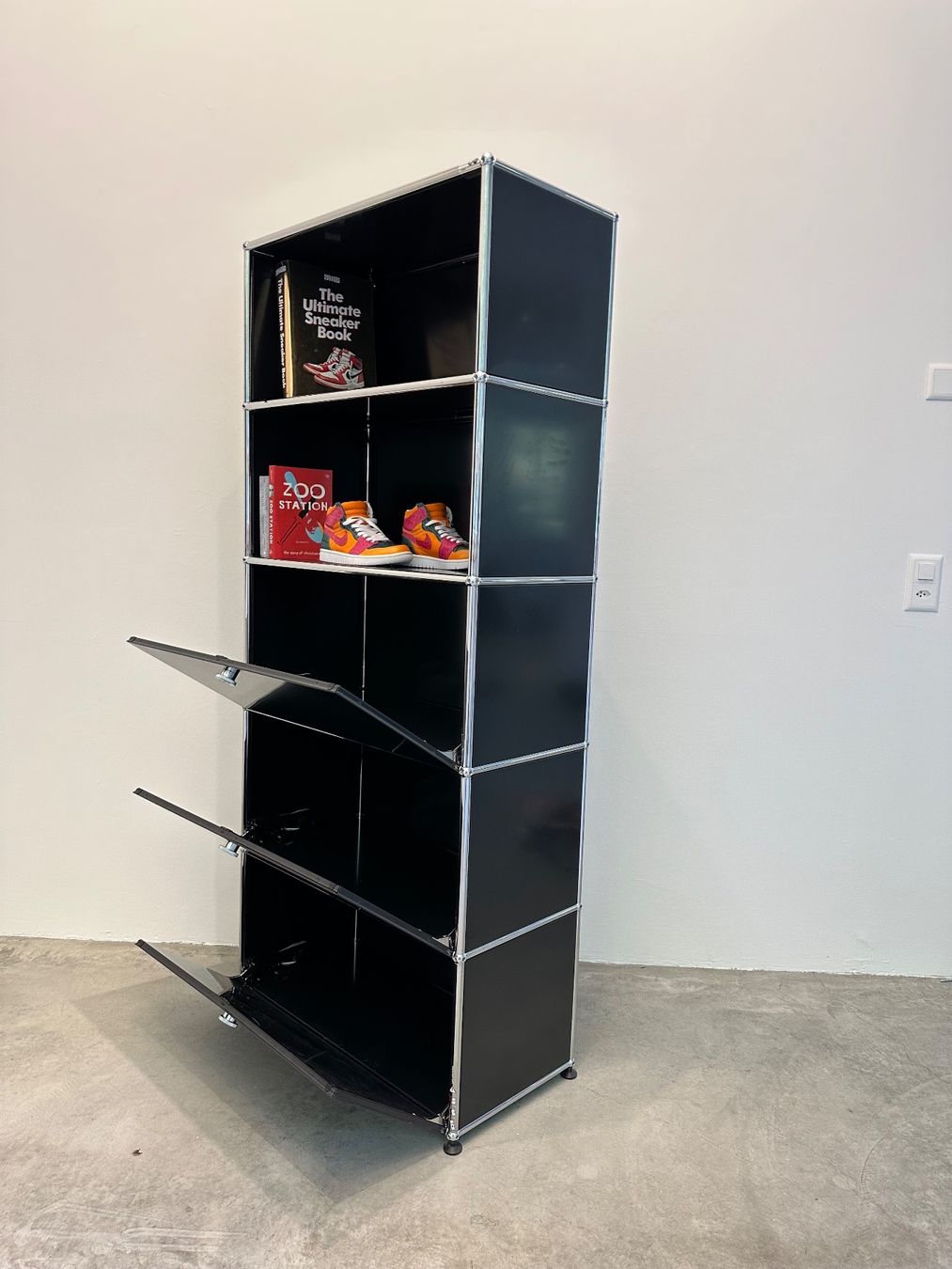 USM Regale: USM Highboard 1x5 grafitschwarz, Top Zustand – Gebraucht aus Grenchen von Design-Outlet