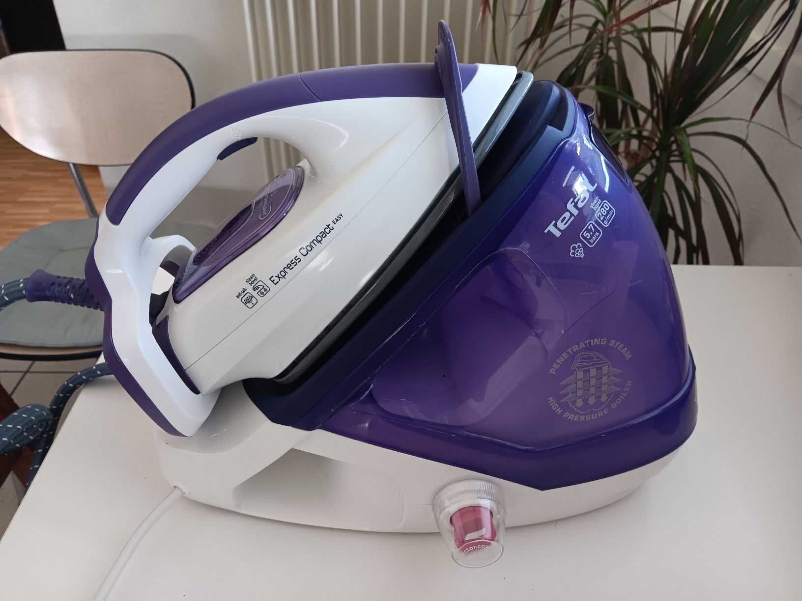 Tefal Bügeleisen: Tefal Express Compact Easy Steam Generator Iron – Gebraucht aus Versoix von lpid69