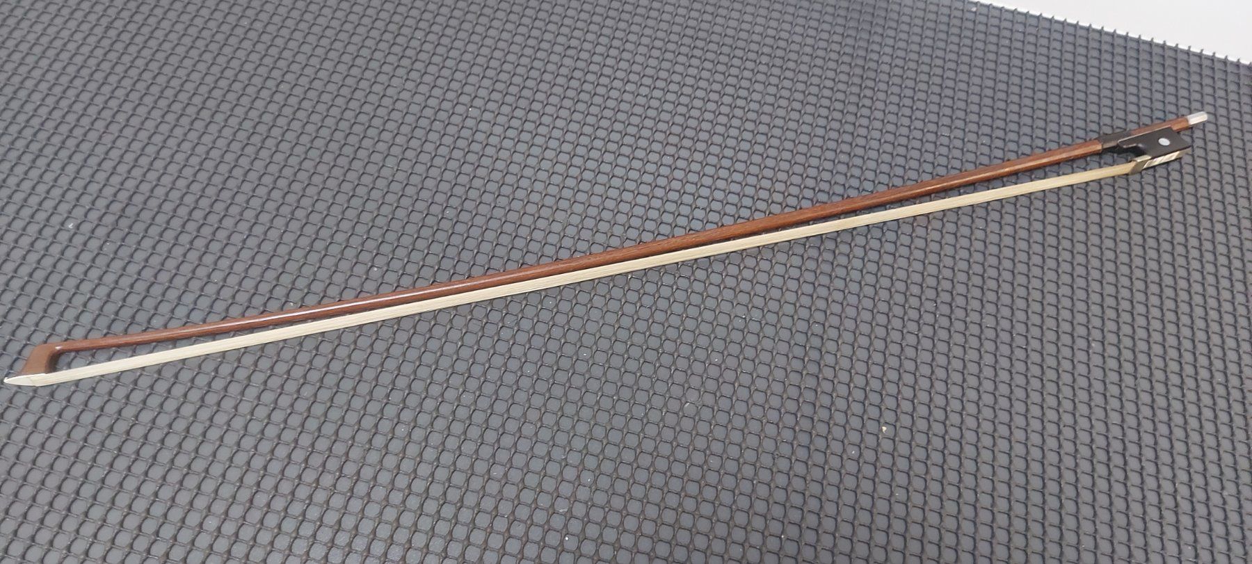 Strumenti musicali: 4/4 Geigenbogen E.WERNER fernambuco 73,5 cm , 55 gr. – Usato da Glattbrugg venduto da Swissmusik 7