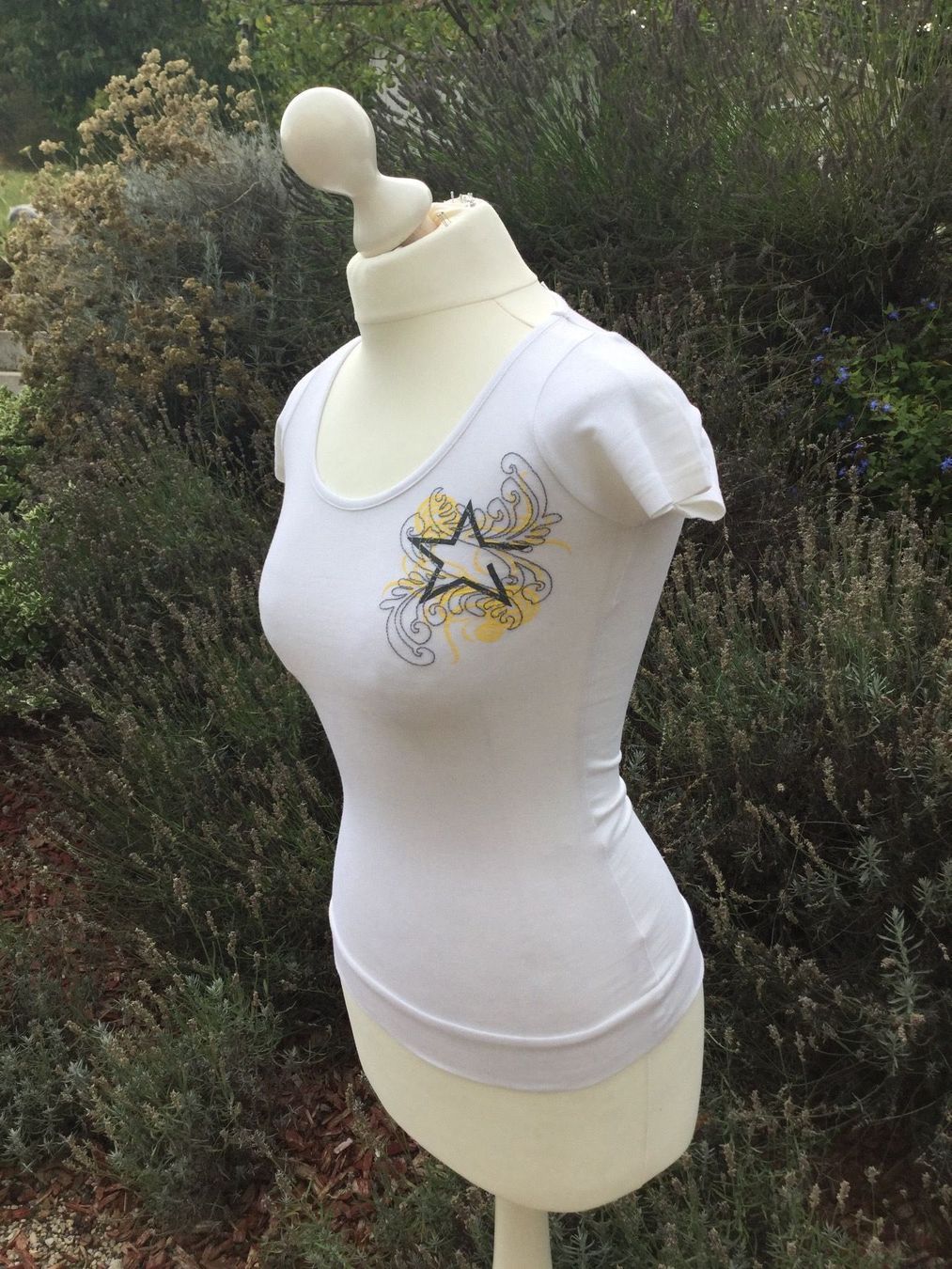 T-Shirts: T-shirt blanc avec étoile & broderies – Neu (gemäss Beschreibung) aus Agiez von chouchanelle 2