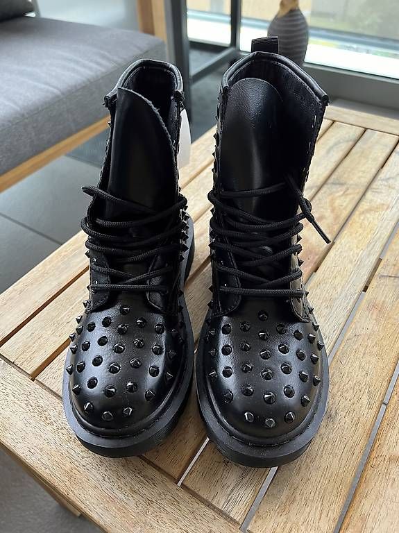 Damenschuhe: Vendo scarpa anfibio borchiato N.36 – Gebraucht aus Locarno von Cappeandrea