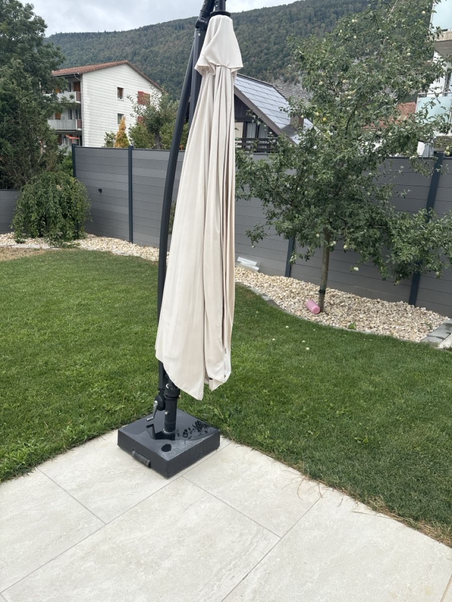 Ombrelloni: Parasol suspendu beige bon état base incluse – Usato da Pieterlen venduto da Adarela
