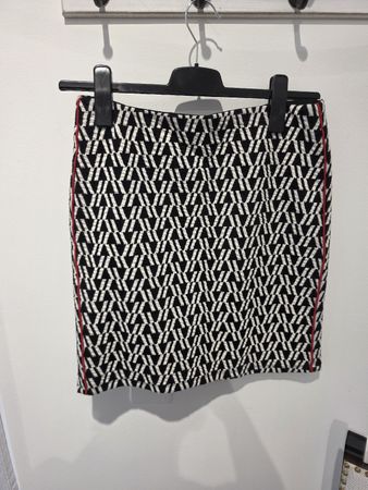 Rock Damen Grösse 36 Schwarz Weiss mit rotem Band Street one