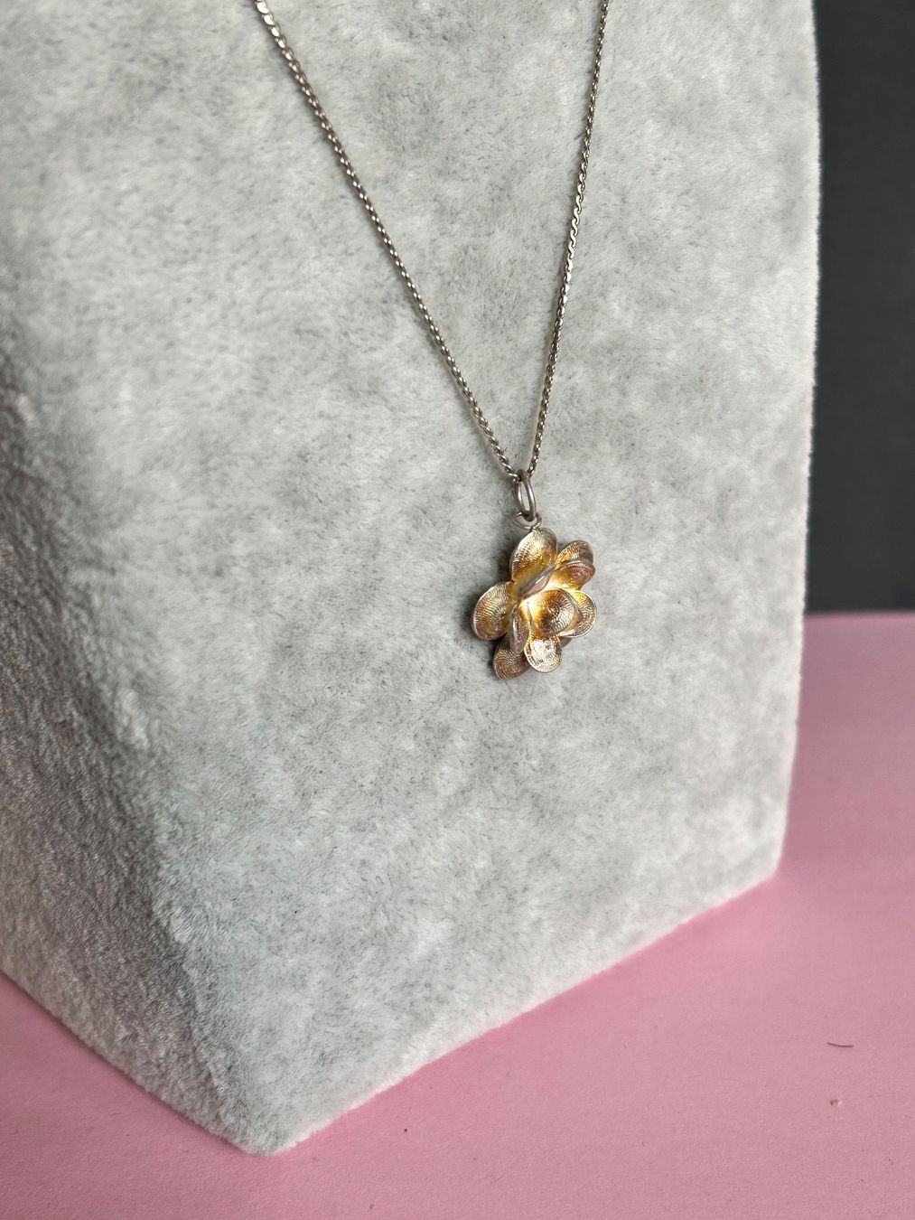 Ciondoli: Trachtenblume klein mit silberkette – Usato da Laufen venduto da Bellebellezza 5