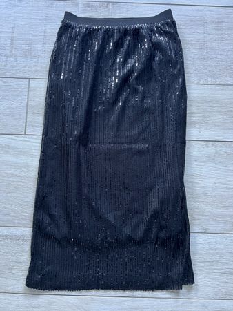 Jupe crayon à pailettes noirs.