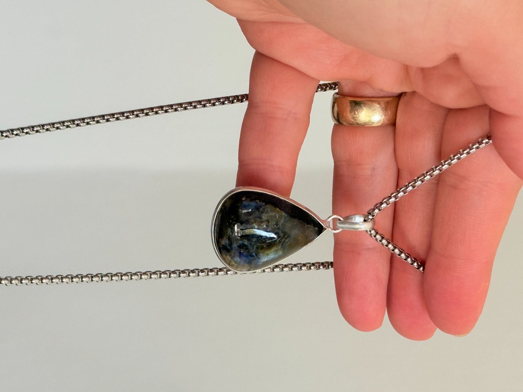 Colliers: Collier pendentif labradorite – Neuf avec emballage d'origine à Genève par AGBERG 3