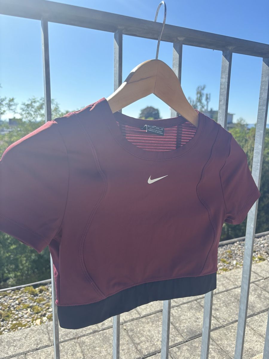 Nike Top: NIKE Crop Top fürs Gym – Nuovo (secondo la descrizione) da Wetzikon ZH venduto da aku_gw6r