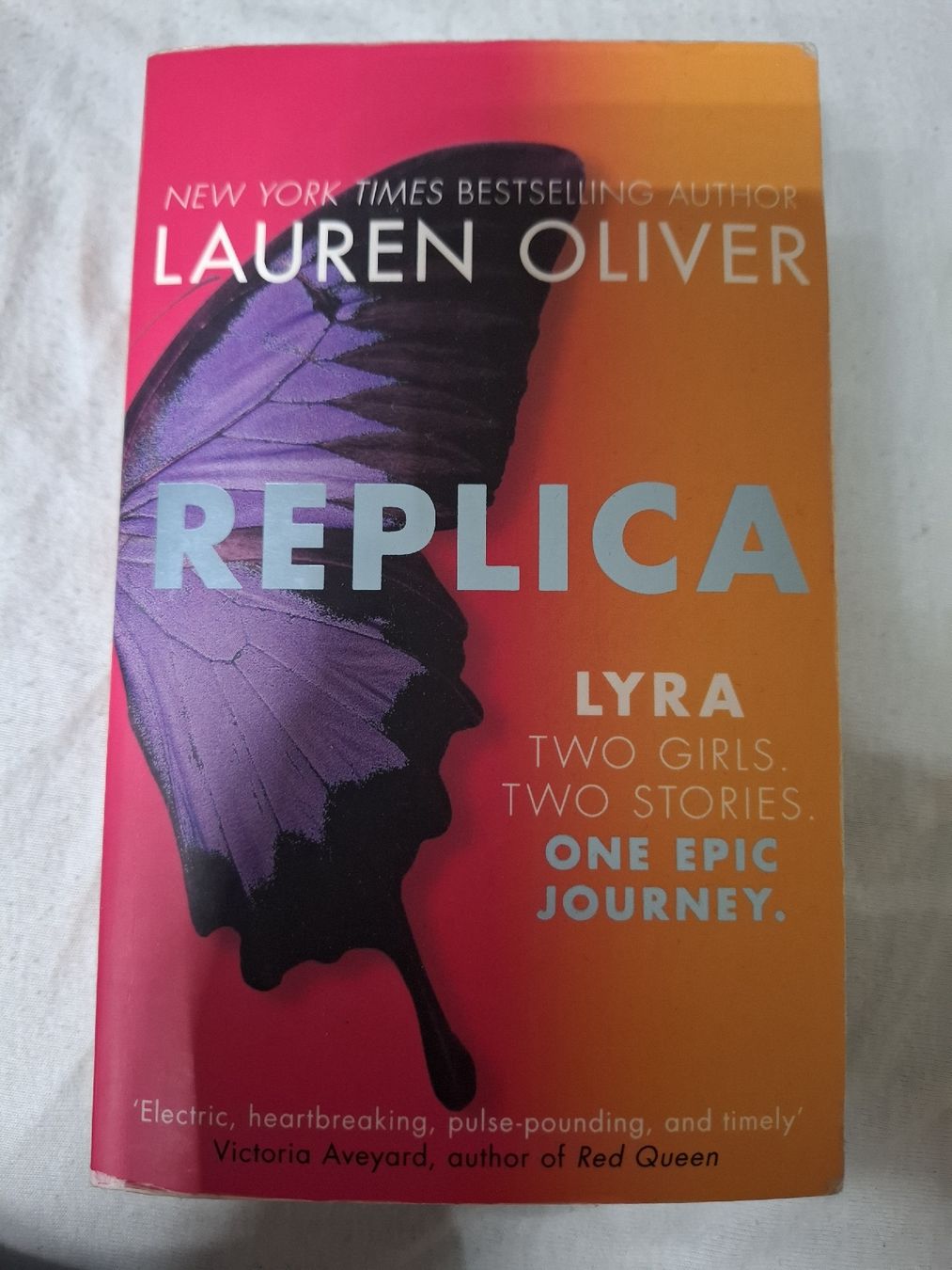 Libri: Replica. Lauren Oliver. Englisch. – Usato da Urtenen-Schönbühl venduto da nerdgirl
