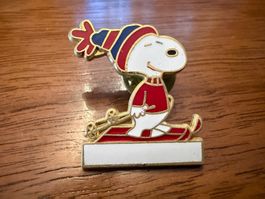 Snoopy Anstecknadel Skifahrer gebraucht guter Zustand