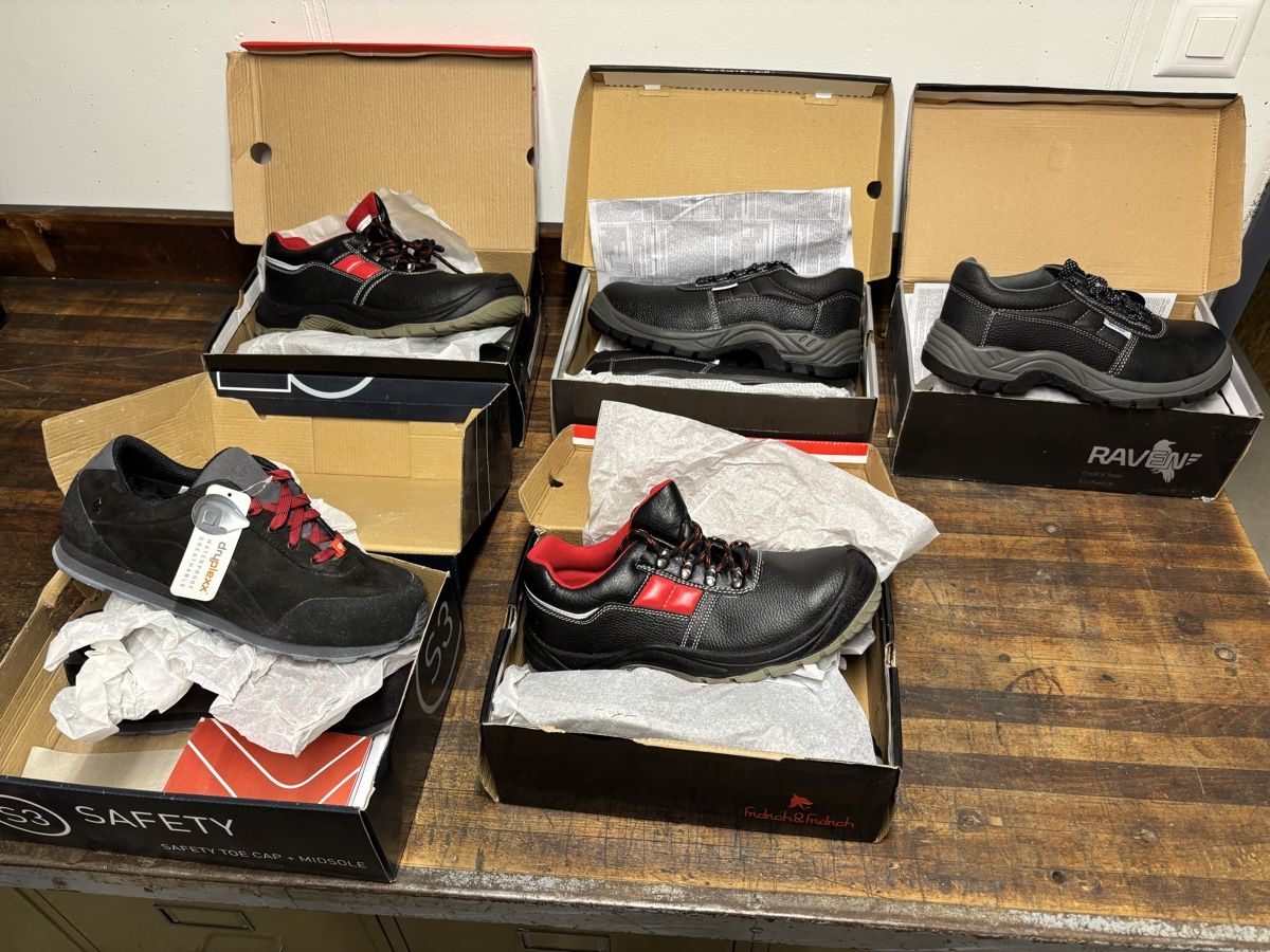 Scarpe da uomo: 5 Paar neue Sicherheitsschuhe – Nuovo e nell'imballaggio originale da Bretzwil venduto da Mygarage4147