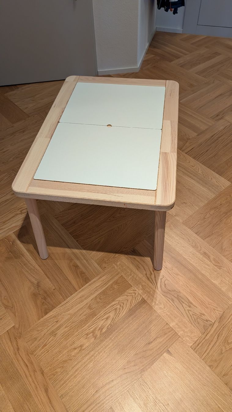 Ikea Set di tavolo e panche: ikea Flisat Kinder Holztisch mit Einsätzen & Hocker – Usato da Birmensdorf ZH venduto da Panshek