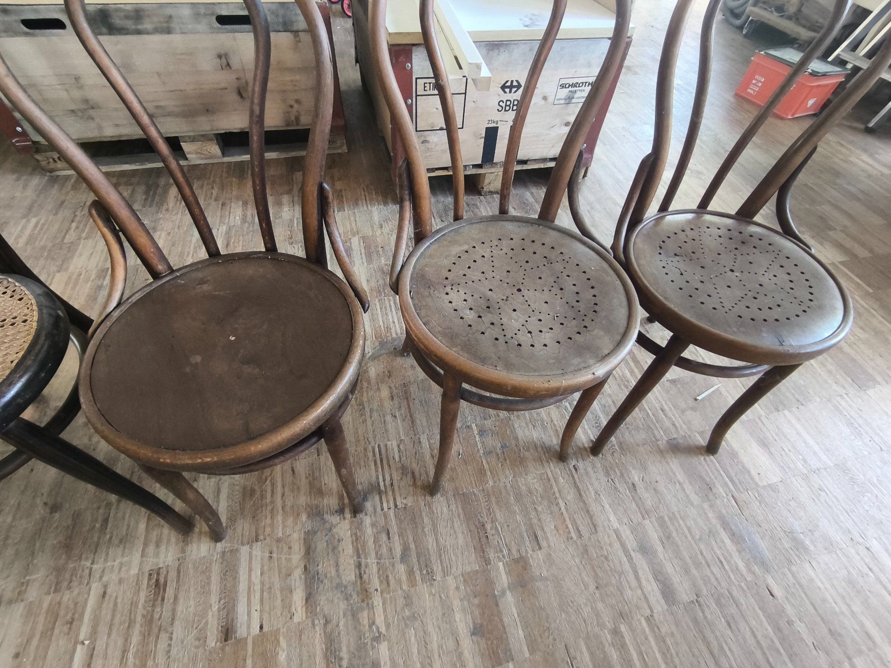 Thonet Stühle: Thonet Stühle aus gebogenem Holz – Defekt aus Seon von MutantenBlume 3