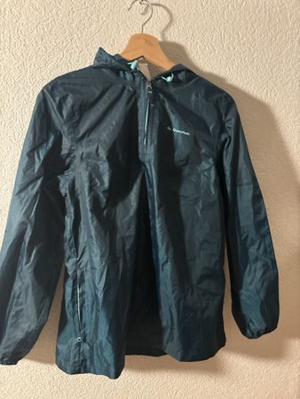 Veste de pluie Quechua bleu foncé en bon état