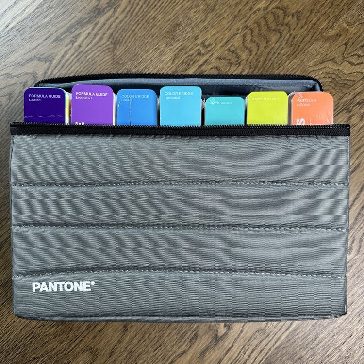 Pantone Color Guide Set - Coated & Uncoated - With Case! (Neu (gemäss ...