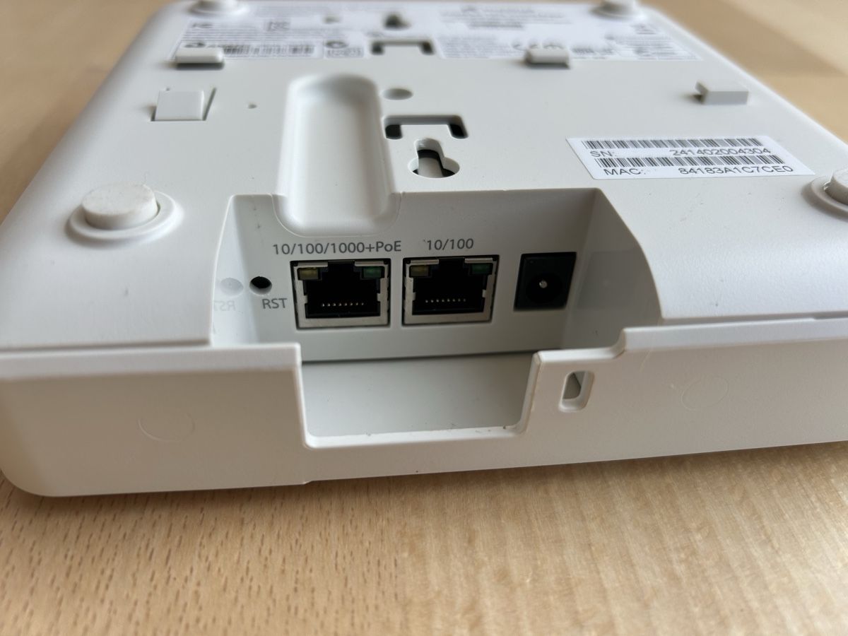 Modem & Router: Ruckus ZoneFlex 7372 Wireless Access Point (WLAN) – Usato da Bremgarten AG venduto da Auctionforyou 2