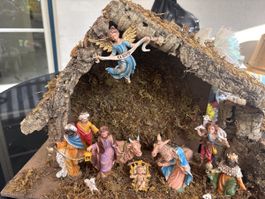 Krippe mit Figuren 