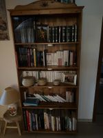 Bibliothèque en bois avec étagères, état d'occasion