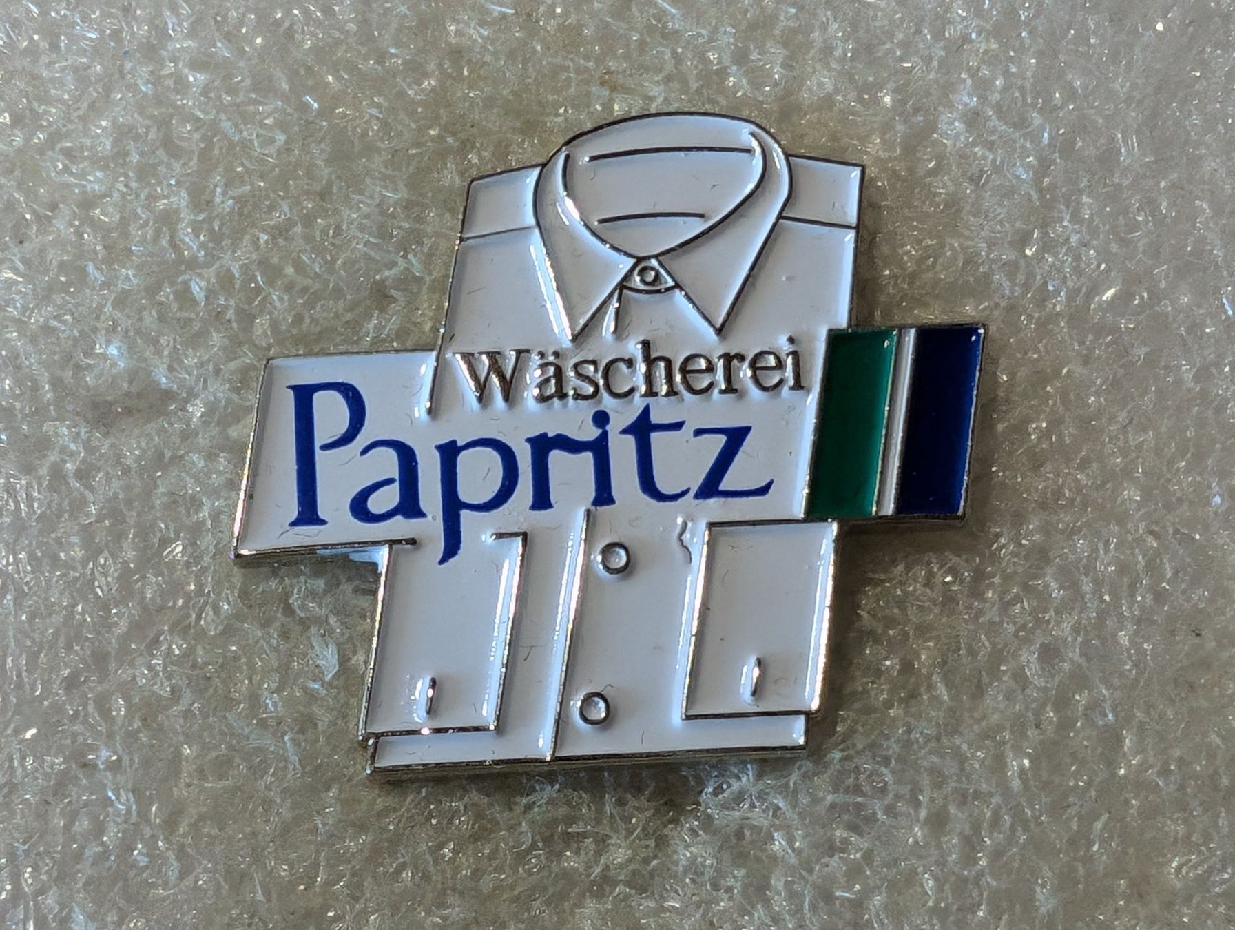 Plaketten & Abzeichen: Ansteckpin 154: Wäscherei Papritz – Gebraucht aus Oppligen von Pin-Fall-Shop