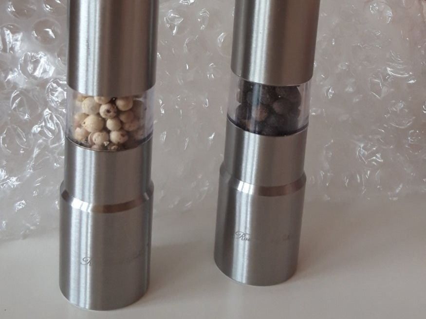 Set di piatti: Eine Gourmet Pfeffer Mühle – Usato da Mogelsberg venduto da Lavidapura 1