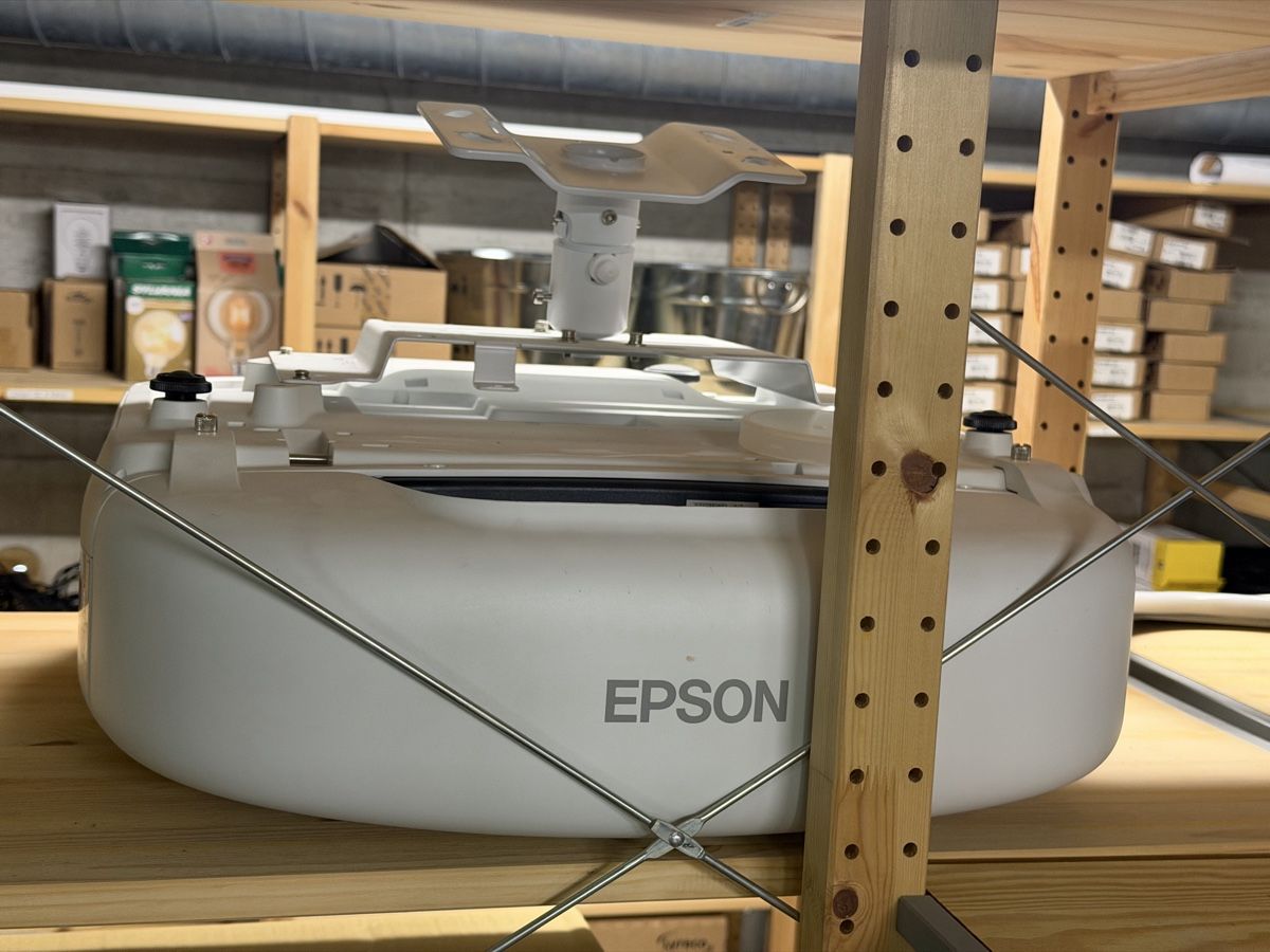 Epson Proiettori: EPSON Beamer inklusive Halterung – Nuovo (secondo la descrizione) da Thalwil venduto da Cleo-2026 1