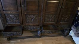 Alter Schrank mit viel Stauraum