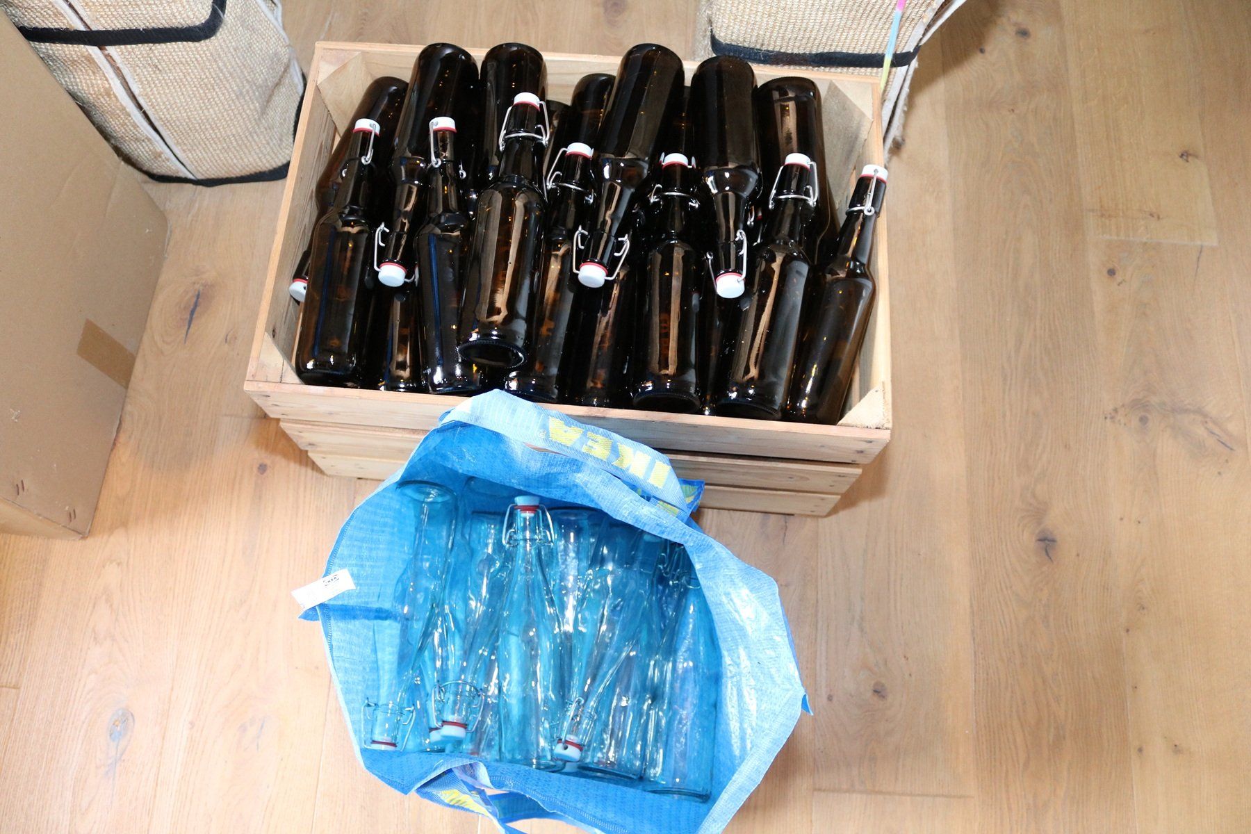 Bicchieri, Caraffe & Bottiglie: Bügelflaschen weiss & braun – Usato da Ersigen venduto da quick07 1