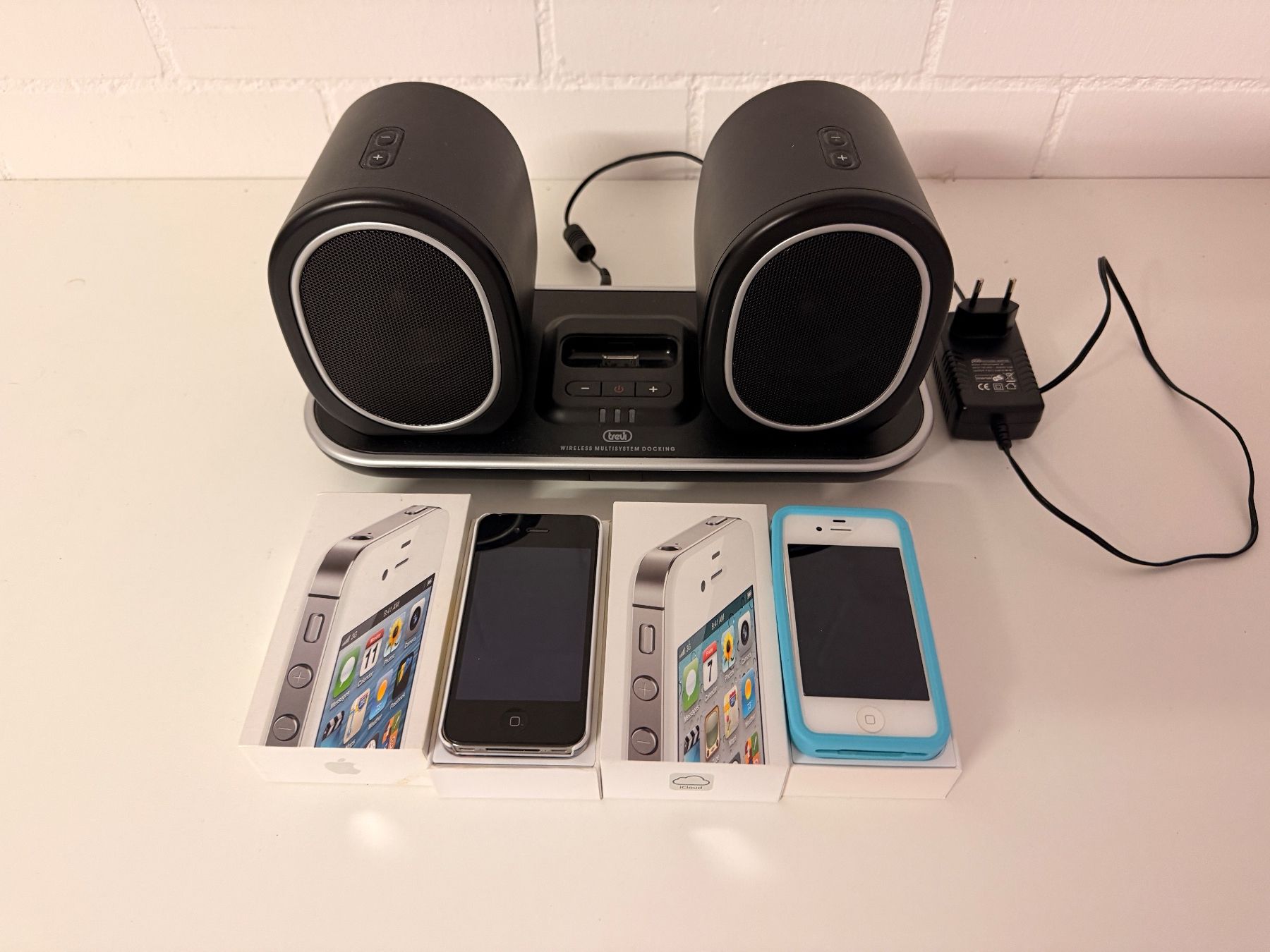 Docking station: Dockingstation mit Bluetooth Speaker & 2x iPhone  4 (8/32GB) – Usato da Hildisrieden venduto da Frentz