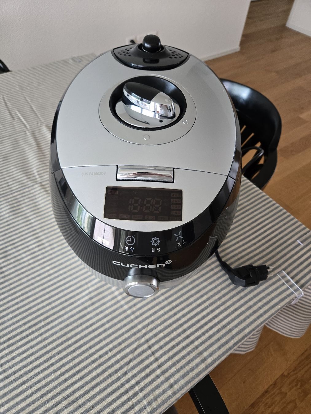 Pentole: Cuchen Electric Rice Cooker CJS-FA1002DV - Versatile! – Usato da Fällanden venduto da noa_mh8y