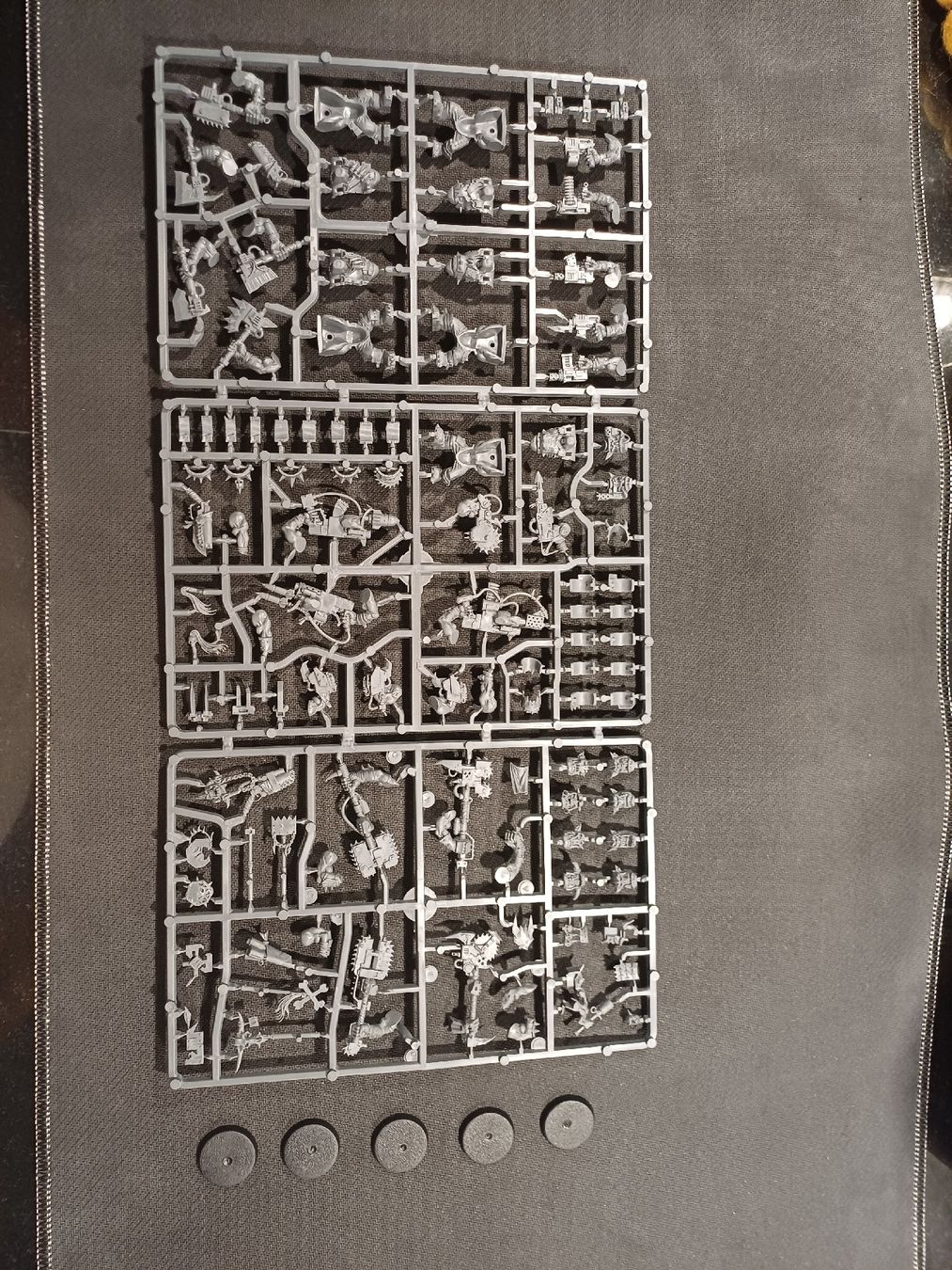 Kit di modellismo & Modellini statici: Warhammer 40000 - Orks - Nobz 2 – Nuovo (secondo la descrizione) da Bernex venduto da Adrieneagle