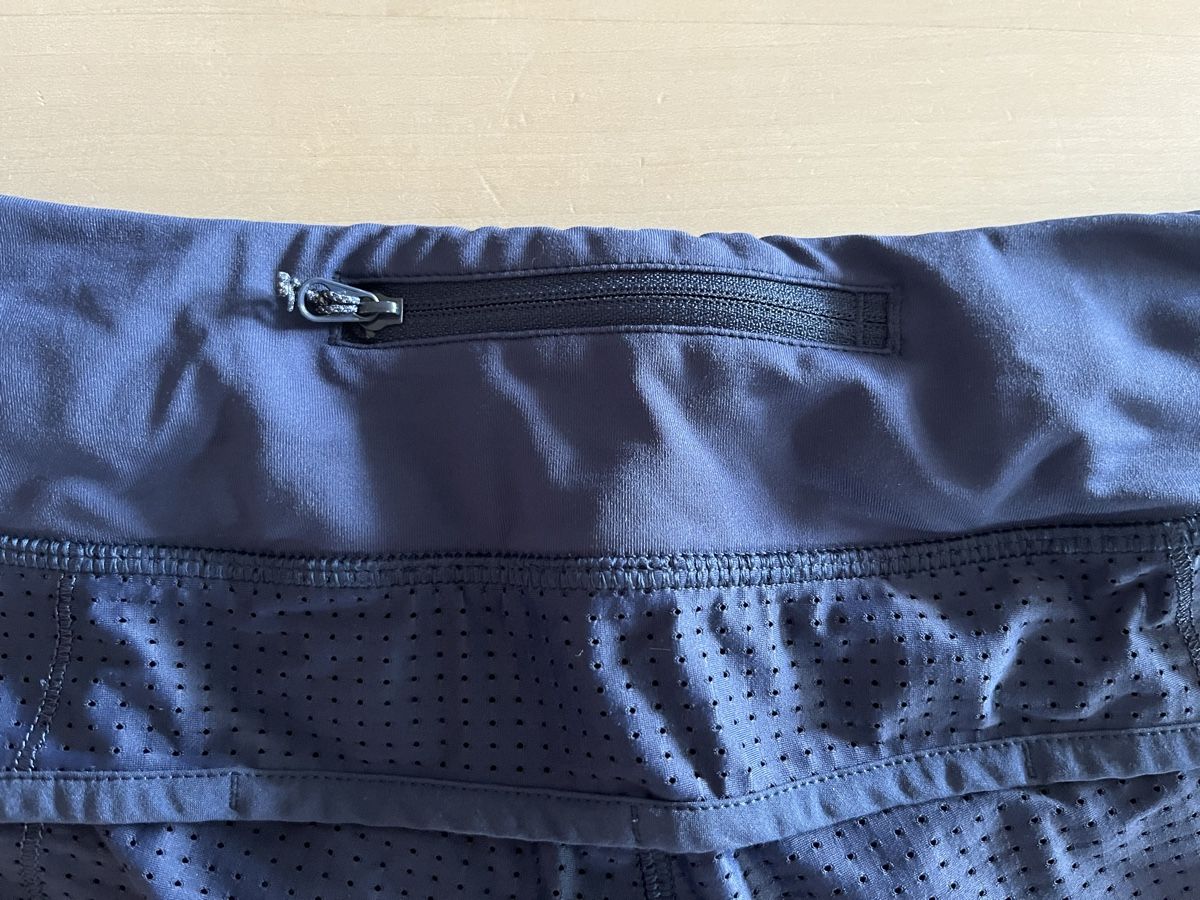 Lululemon Pantalons: Shorts – Neuf (Voir description) à Lotzwil par etienneundjoelle 2