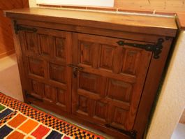 Schöne alte Kommode aus Holz mit 2 Türen und 1 Tablar
