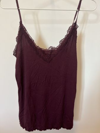 Rotes Spitzentop