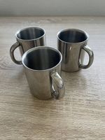 Lot de trois tasses en métal 