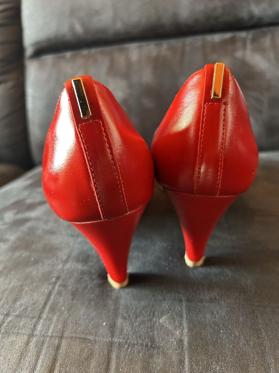Scarpe da donna: Rote Leder Pumps Gr. 39 Absatzschuhe – Usato da Stettfurt venduto da Ewrozemil 1