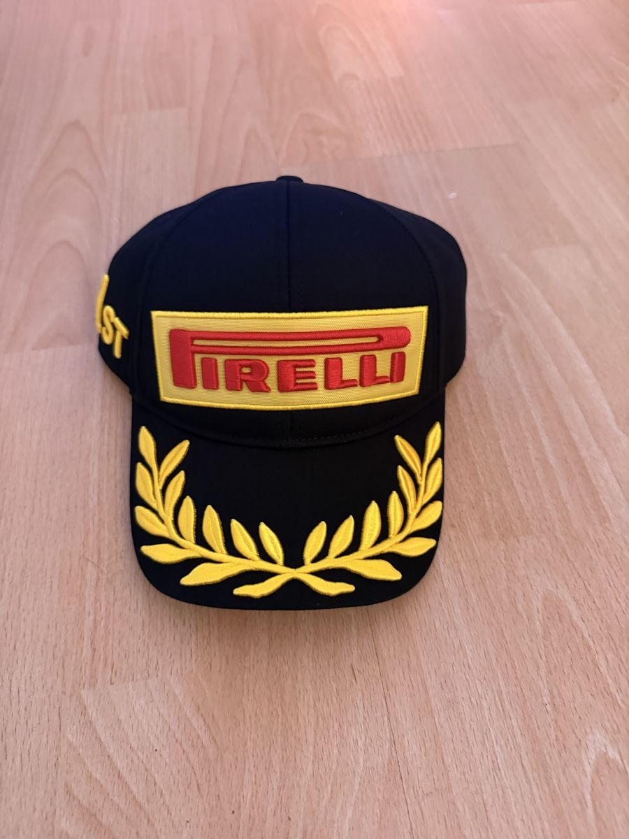 Pirelli Copricapi, berretti & cappellini: Original Pirelli Podium Cap 2026 – Nuovo e nell'imballaggio originale da Bern venduto da pat_g5v7