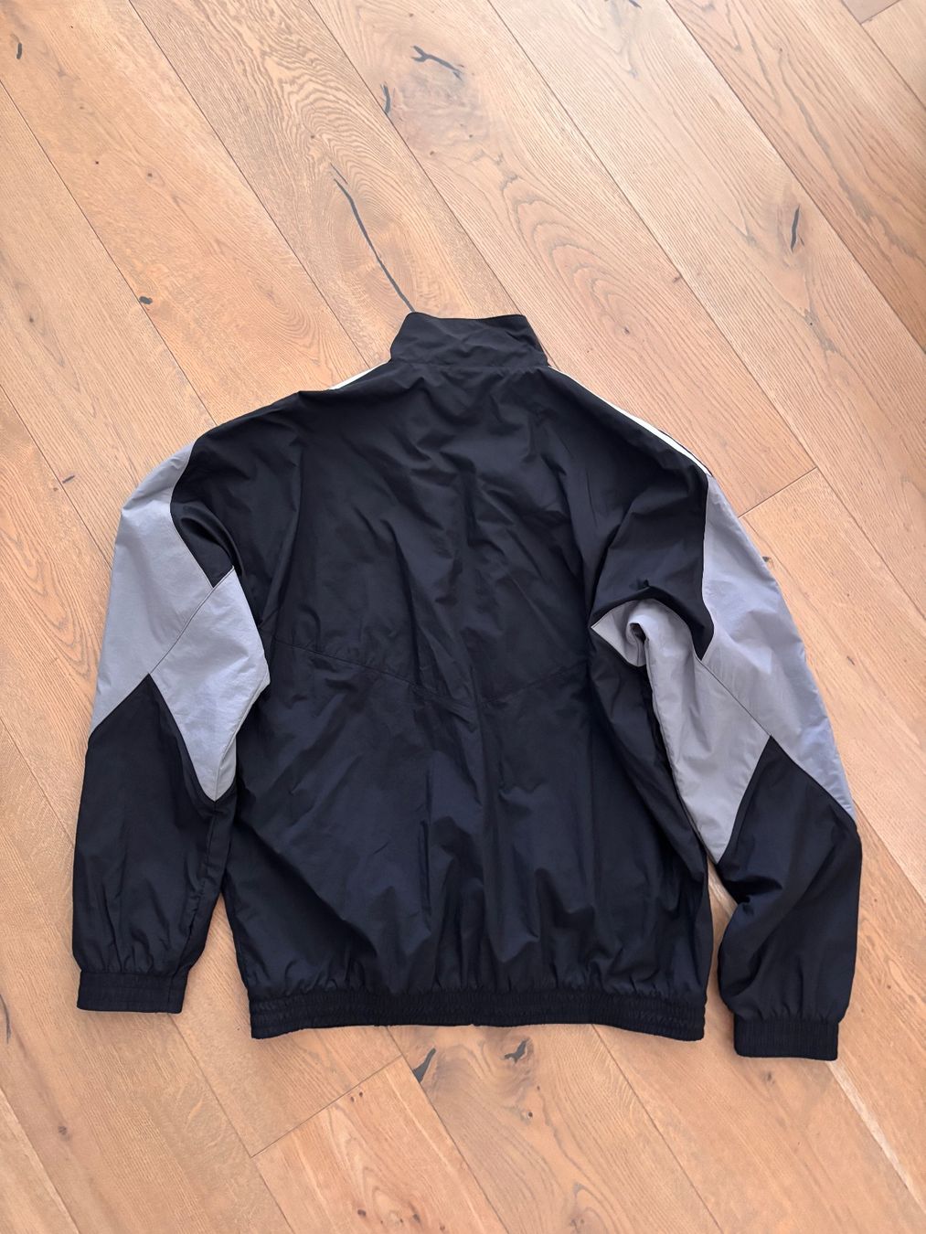 Adidas Giacche: Retro Adidas Trackjacke schwarz-grau-weiss – Usato da Trübbach venduto da Nico.Broder 1