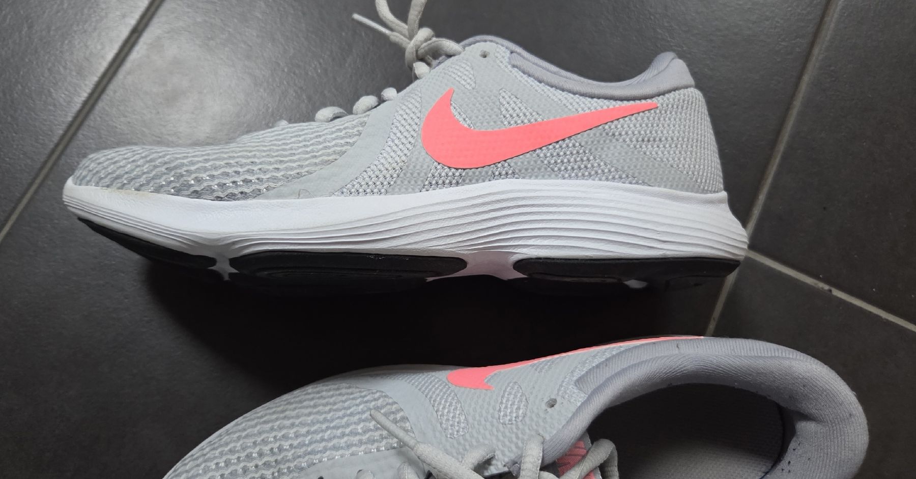 Nike Scarpe da donna: Nike neuwertig Gr. 38 – Usato da Lyss venduto da Urma5 2