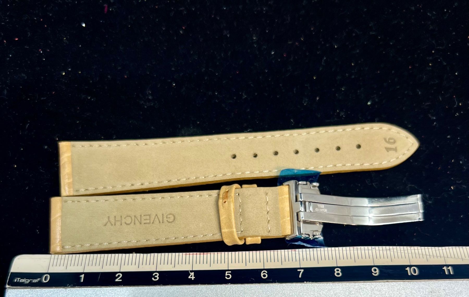 Givenchy Bracelets: Givenchy 4 Bracelet en cuir – D'occasion à Sion par ROBY_ROBY_ROBY 2