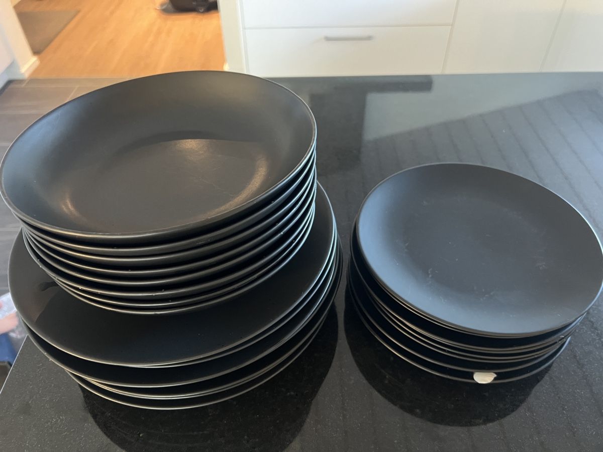 Teller: Teller-Set schwarz matt Gebrauchsspuren – Gebraucht aus Illnau von Michele0210_ 1