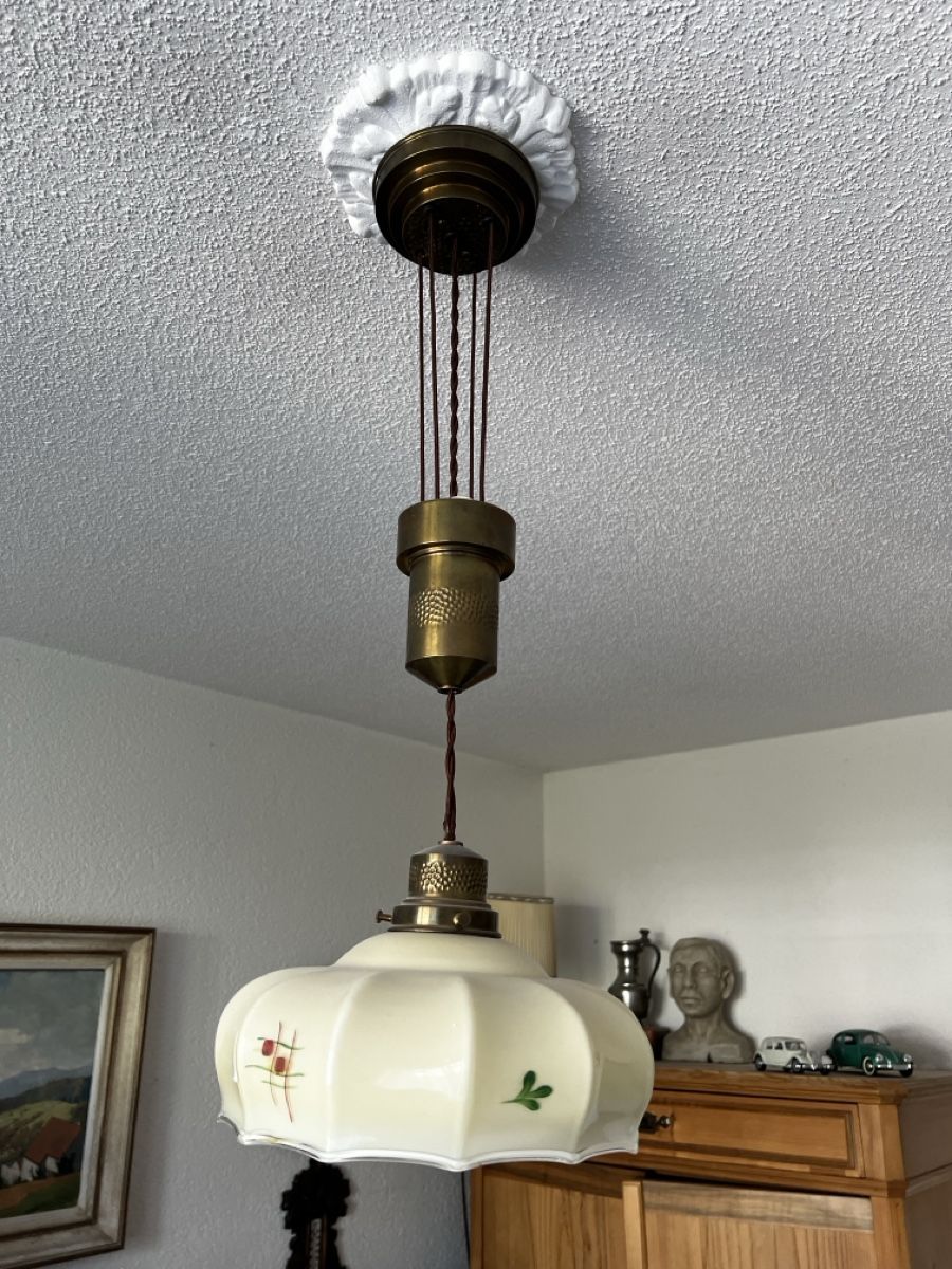 Lustres & lampes de plafonds: Hängelampe Messing Milchglas mit Blumenmuster gebraucht – D'occasion à Neuenegg par Magosaurus