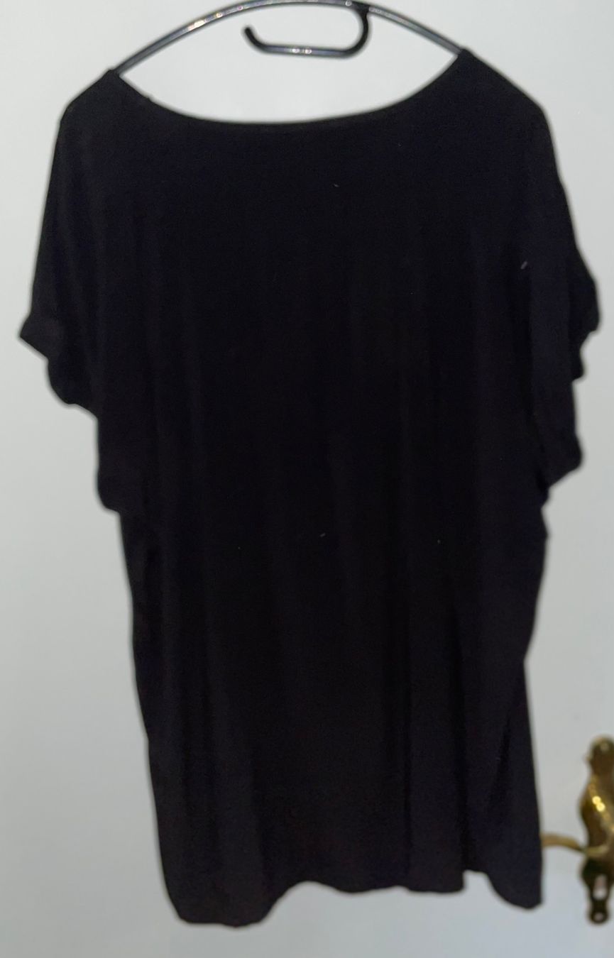 T-Shirts: Schwarzes Shirt Grösse 44 – Gebraucht aus Adligenswil von Decor-Tech 2
