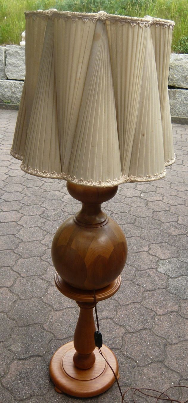 Lampade: Alte Lampe / Stehelampe aus Holz – Usato da Ruggell venduto da Btt