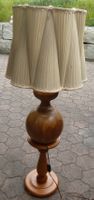 Alte Lampe / Stehelampe aus Holz