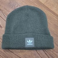 Adidas Mütze olivgrün gestrickt gebrauchter Zustand