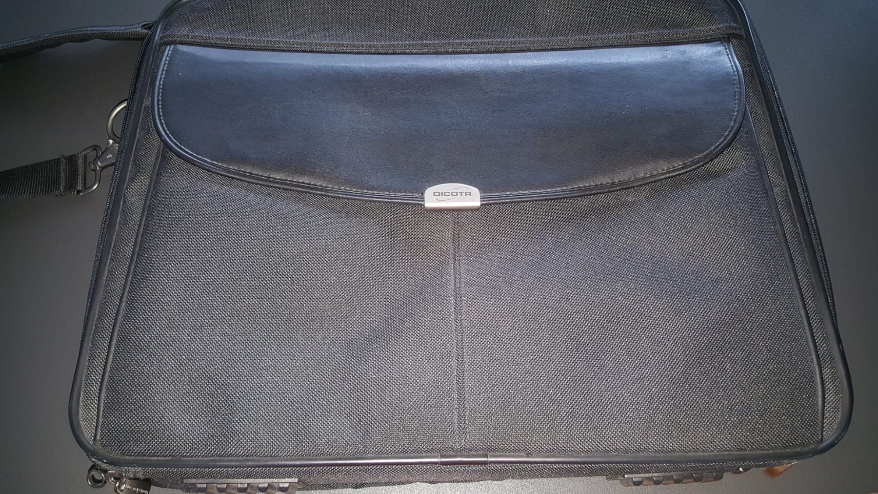 Valigie & Borse: Dicota Laptop Tasche schwarz Material: Kunststoff Coretex – Usato da Weggis venduto da Goldengel5 2