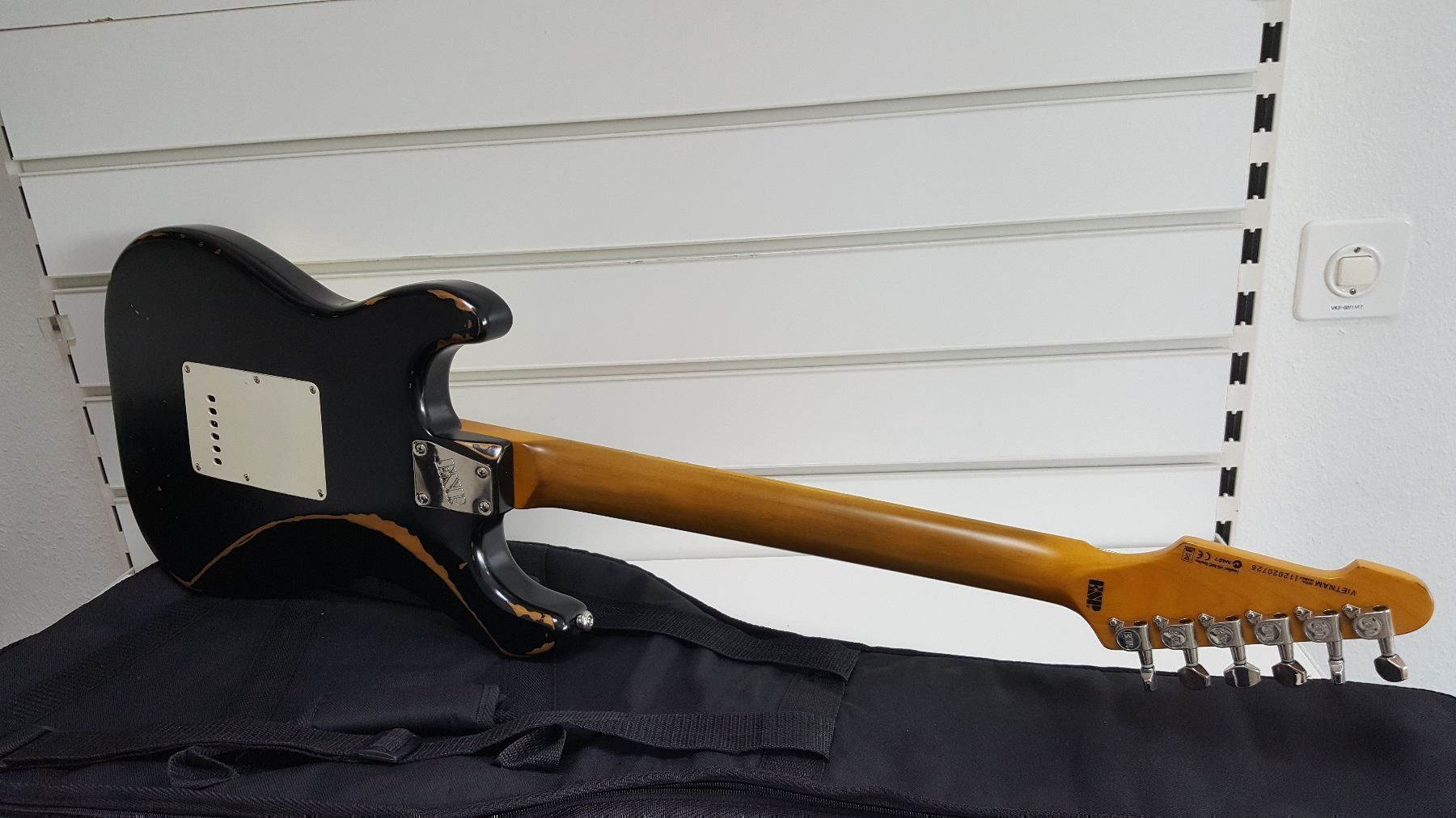 Esp Strumenti musicali: LTD ST-203 BLK Maple Distresse e-gitarre ,neuwertig – Nuovo (secondo la descrizione) da Glattbrugg venduto da Swissmusik 3