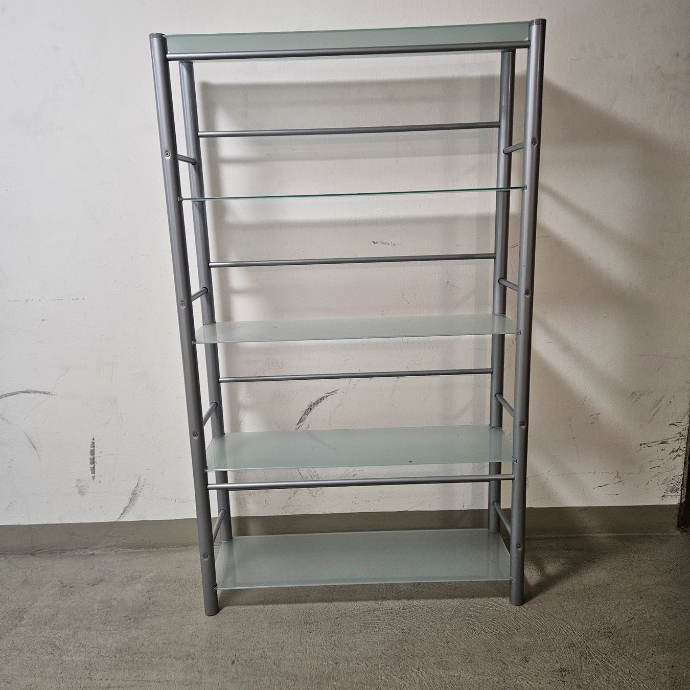 Scaffali: 2 Stück Metallgestelle mit je 5 Glasplatten – Usato da Merzligen venduto da Marthe22