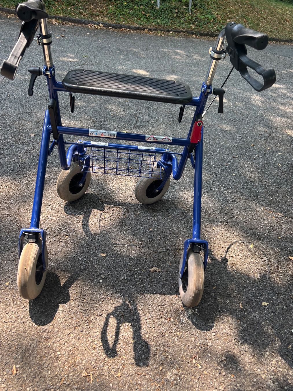 Gehhilfen: Rollator / Déambulateur 4 roues bleu avec siège – Gebraucht aus Genève von ele_bf9g 1
