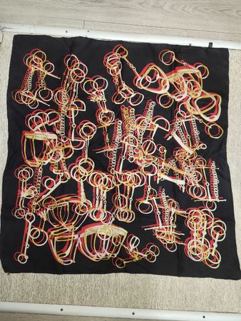 Foulard en soie noir motif mors modèle classique