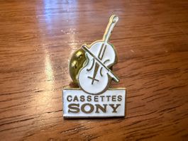Anstecknadel Sony Cassettes Musikmotiv gebraucht Zustand